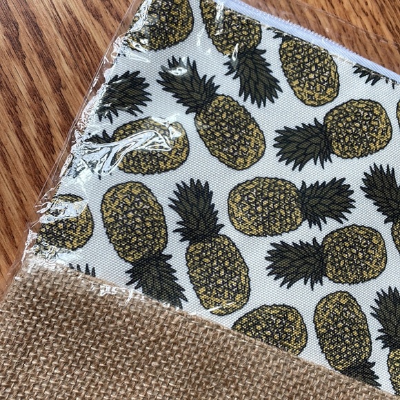 ❤️5/$13 Pineapple cosmetic bag - Picture 5 of 6